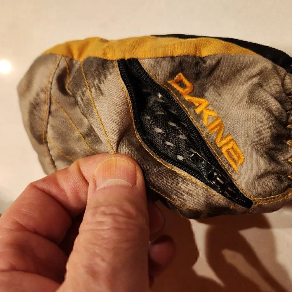 Dakine kids over the sleeve mittens.